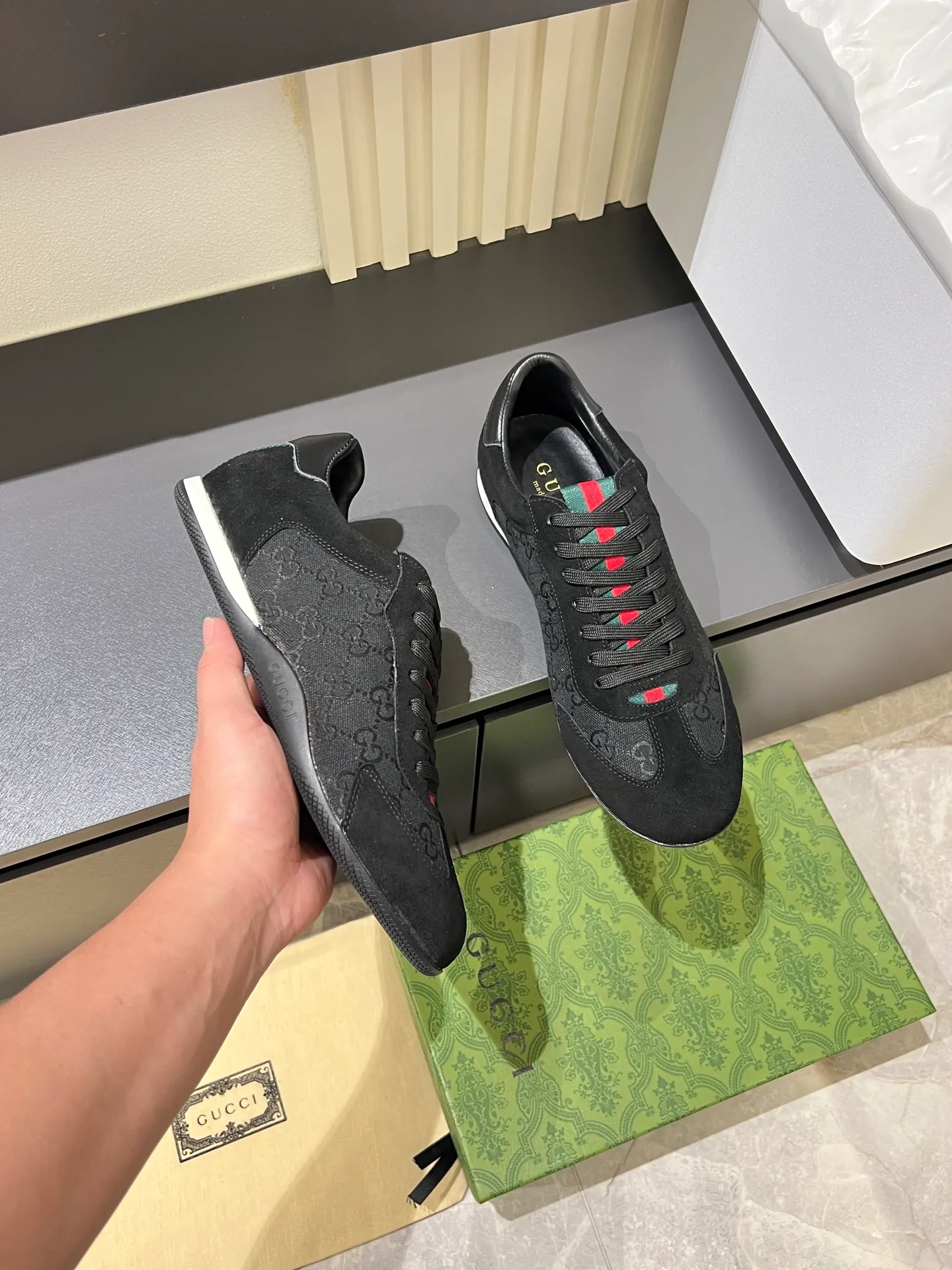 Men's shoes 💰p400 Gucci Shift series sports shoes, featuring lightweight thin sole design, suede + canvas + technical fabric splicing, perfect texture! The tongue and heel have red and green webbing, which is highly recognizable✨. The classic brown + off-white color scheme is retro and modern. The shell-toe shoe shape makes the feet smaller. It is perfect for daily wear or skirts and trousers. The upper fabric + elastic heel is easy to put on and take off, and the wrapping feeling is comfortable. It can be used for commuting and leisure. It has become one of Demna Gvasalia’s hottest items after taking over🔥. size: 38-45!